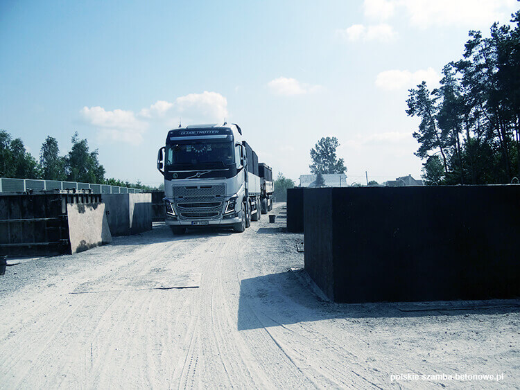 Transport szamb betonowych  w Łaziskach Górnych